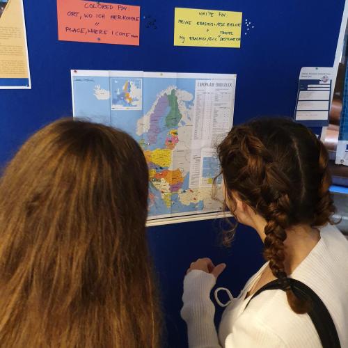 Zwei Mädchen betrachten die Europakarte