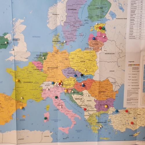 Europakarte mit vielen bunten Stecknadeln