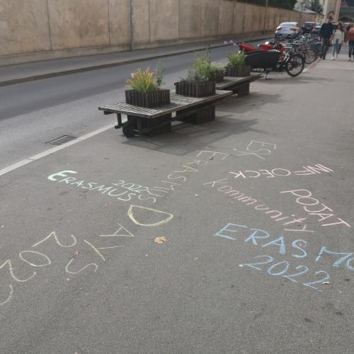 Auf dem Gehsteig vor der Bäckerei – Kulturbackstube ist mit Kreide Erasmus Days 2022 geschrieben