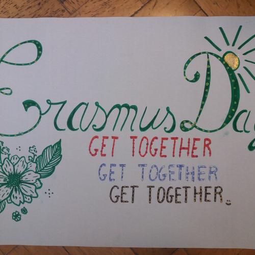 Auf einem Plakat steht ErasmusDays Get-Together in verschiedenen Farben