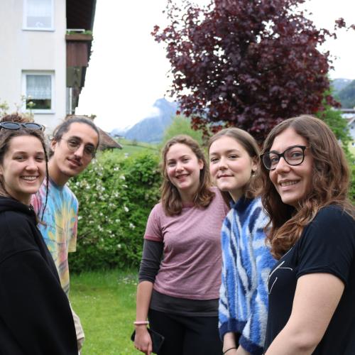 Die ESK-Freiwilligen im Garten der Arche Tirol