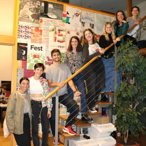 Acht ESK-Freiwillige stehen auf der Treppe im Gebäude von Radio Freirad