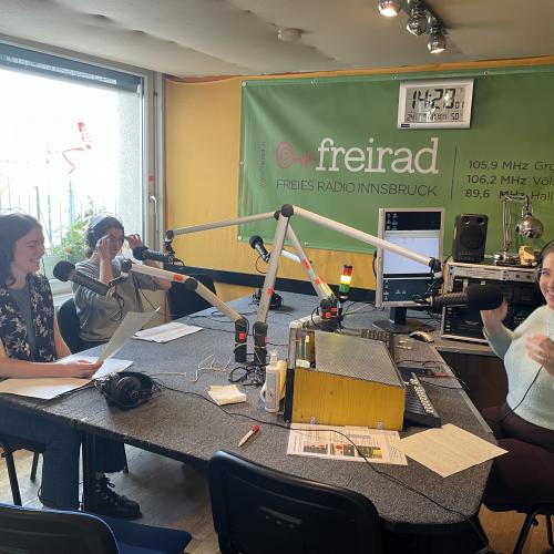 Drei ESK-Freiwillige an den Mikrofonen im Studio von Radio Freirad