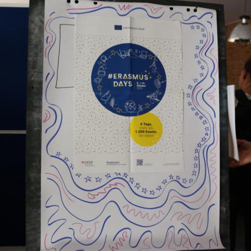 Das #ErasmusDays 2023 Poster auf einem Flipchart hat in der Bäckerei auf die Veranstaltung hingewiesen
