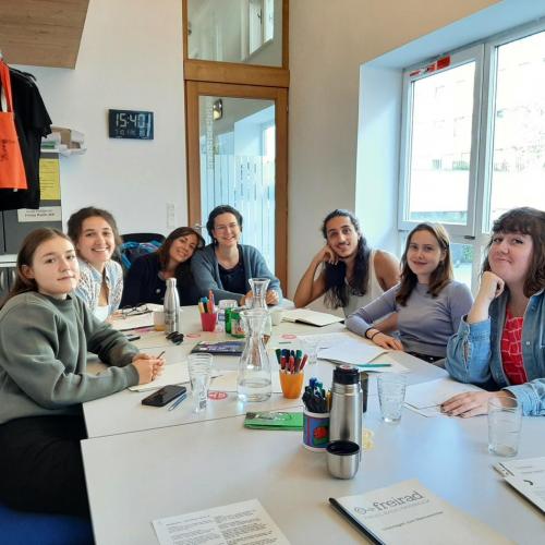 Die sieben ESK-Freiwilligen sitzen beim Radio-Workshop an einem Tisch