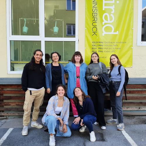 Die sieben ESK-Freiwilligen posieren vor dem Gebäude von Radio Freirad
