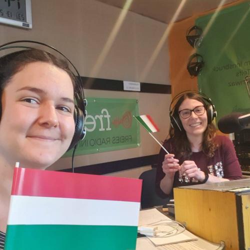 Die ESK-Freiwilligen Orsolya und Cinzia halten im Studio von Radio Freirad ihre Landesflaggen hoch