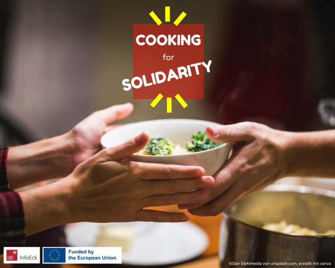 Hände die sich eine Schüssel voller Essen reichen. Cooking for Solidarity und Logos von InfoEck und der EU