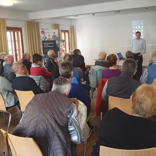 Das Bild zeigt SeniorInnen, die einem Vortrag von Richard Mayr (Computeria Axams) zuhören. Der Vortrag fand im Rahmen von 1 Tag, 1 Tal im Brixental statt. 