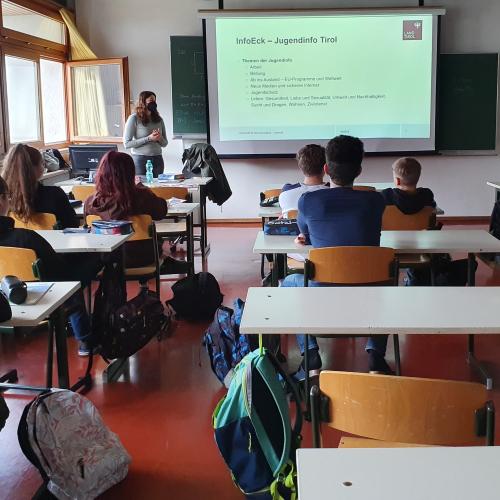 Das Bild zeigt Kadri Villem (InfoEck), die in einer Schulklasse einen Workshop durchführt.