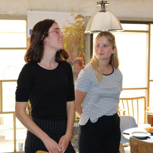 Die ESK-Freiwilligen Júlia und Mona stellen sich beim ErasmusDays Get-Together vor