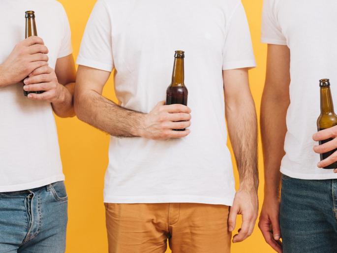 Jugendliche mit Bierflaschen in der Hand.