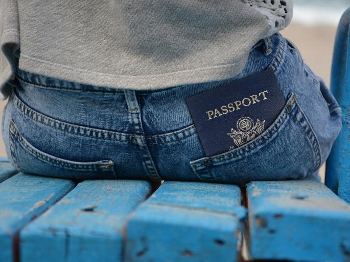 Hosentasche eines Jugendlichen in dem ein Pass steckt.