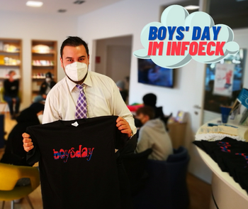 Geschäftsführer mit einem Boys Day T-Shirt im InfoEck