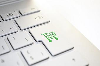 Computertastatur mit Einkaufswagen als Symbol auf der Entertaste