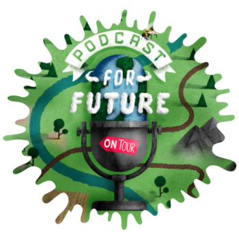 Auf dem Bild sieht man einen gezackten Smiley, der ausschaut wie ein Virus. Der Smiley ist grün und darin geshrieben steht Podcast for Future und ein Mikrofon ist zu sehen.