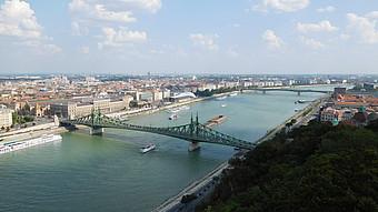 Stadt mit Fluss von oben Fotografiert