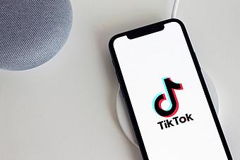 Smartphone mit dem Symbol von TikTok auf dem Display