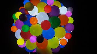 Viele Luftballons in verschiedenen Farben