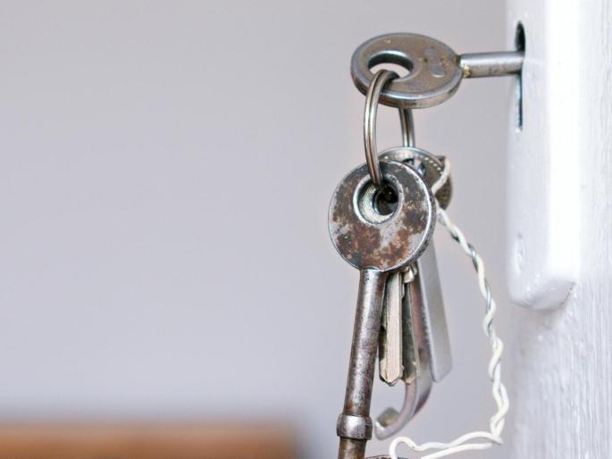 Schlüssel an einem Schlüsselbund steck im Schlüsselloch