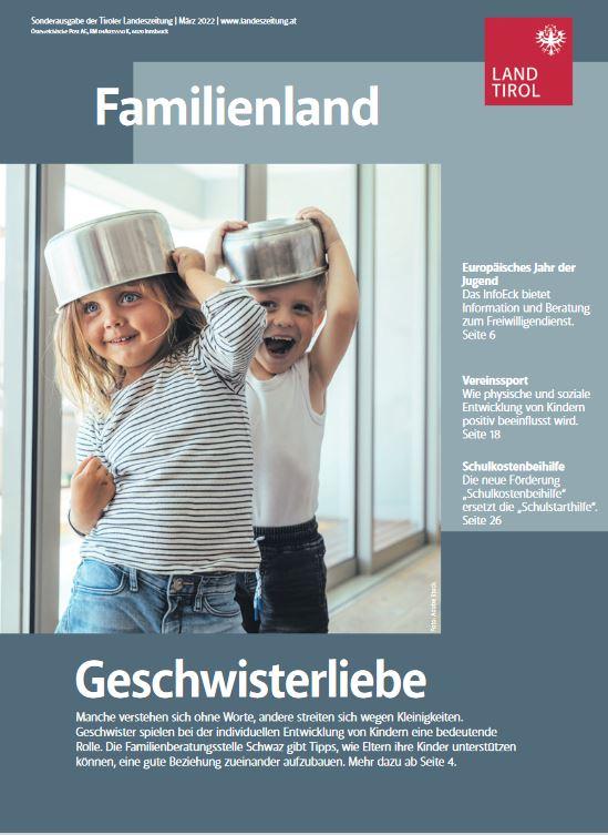Zeitung Familienland, zwei Kinder mit Topf auf Kopf