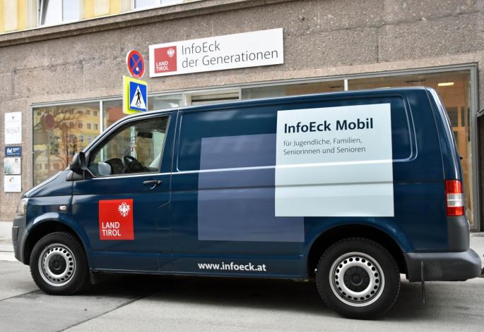 InfoEck Mobil mit Beschriftung: InfoEck Mobil für Jugendliche, Familien, Seniorinnen und Senioren