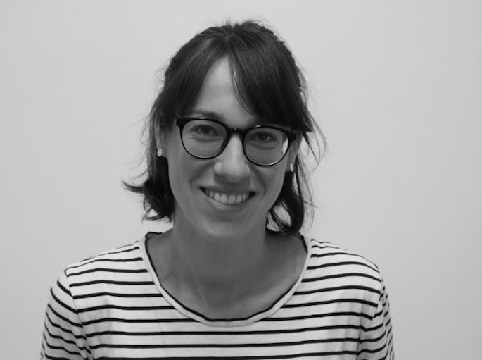 Schwarz Weiß Portrait von InfoEck Mitarbeiterin Lisa Schmied