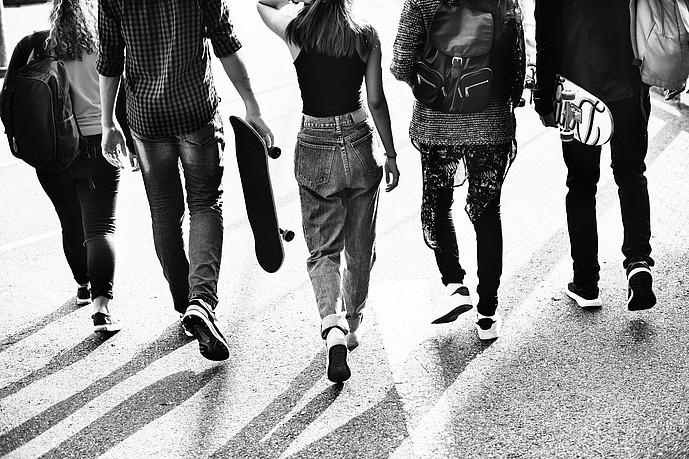 Gruppe junger Menschen von hinten beim Laufen