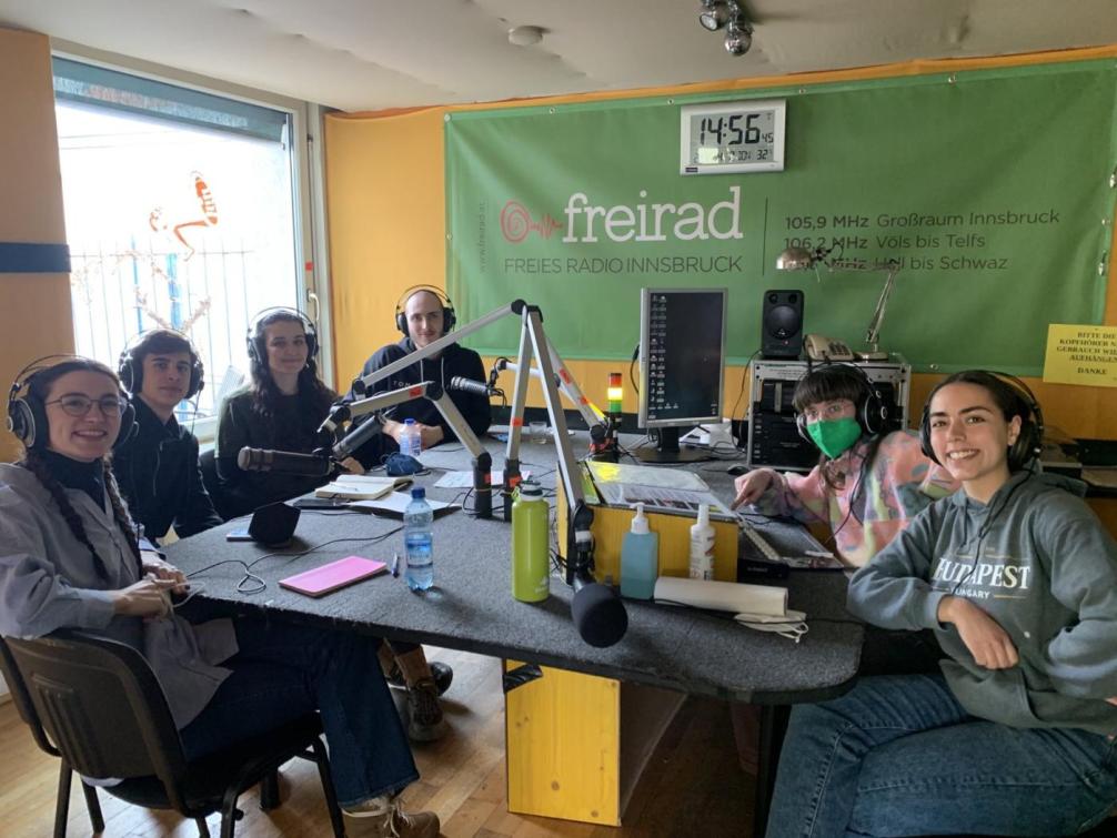 Sechs Jugendliche sitzen im Tonstudio des Radiosenders