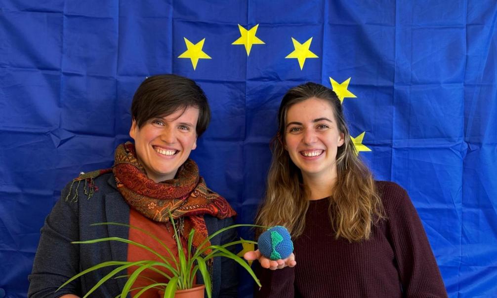 Marion und FInja vor einer EU-Flagge