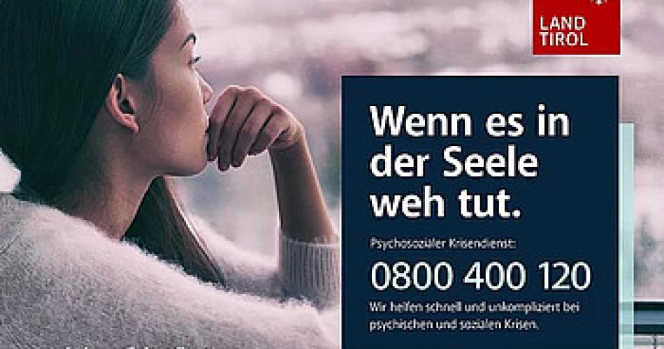 Auf dem Plakat sieht man eine nachdenkliche, junge Frau die in die Weite schaut. Rechts daneben steht ein Textfeld in dunkelblauer Farbe mit den Worten Wenn es in der Seele weh tut und die Kontaktdaten. Rechts oberhalb der Textbox ist das Logo des Landes Tirol.