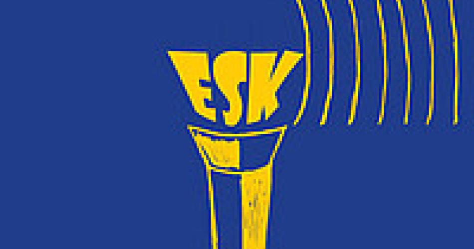 EKS in gelber Schrift auf einem Mikrofon. Der Hintergrund ist blau.