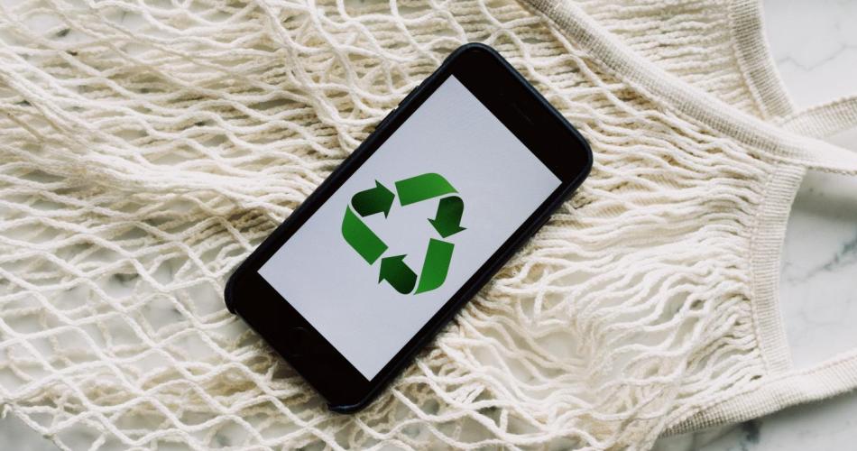Handy zeigt das Recycling Symbol