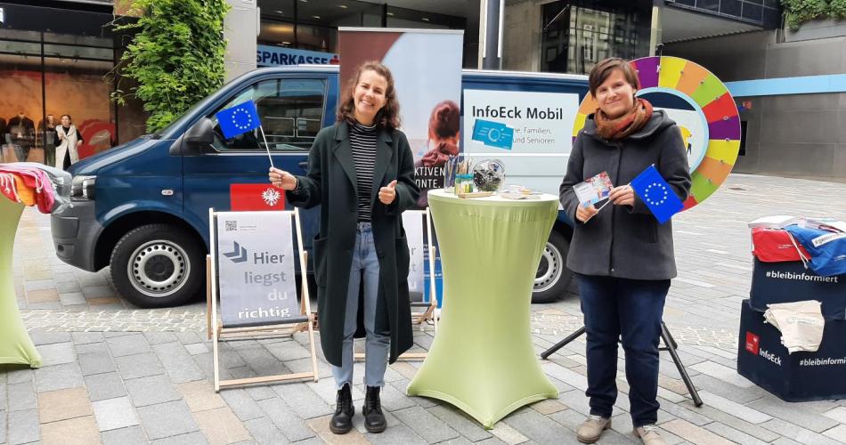 Das InfoEck EU-Jugendprogramme mit dem InfoEck Mobil am Sparkassenplatz in Innsbruck 