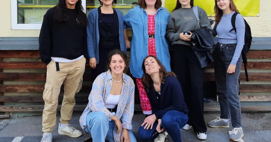 Ein Gruppenfoto mit sieben lächelnden Jugendlichen